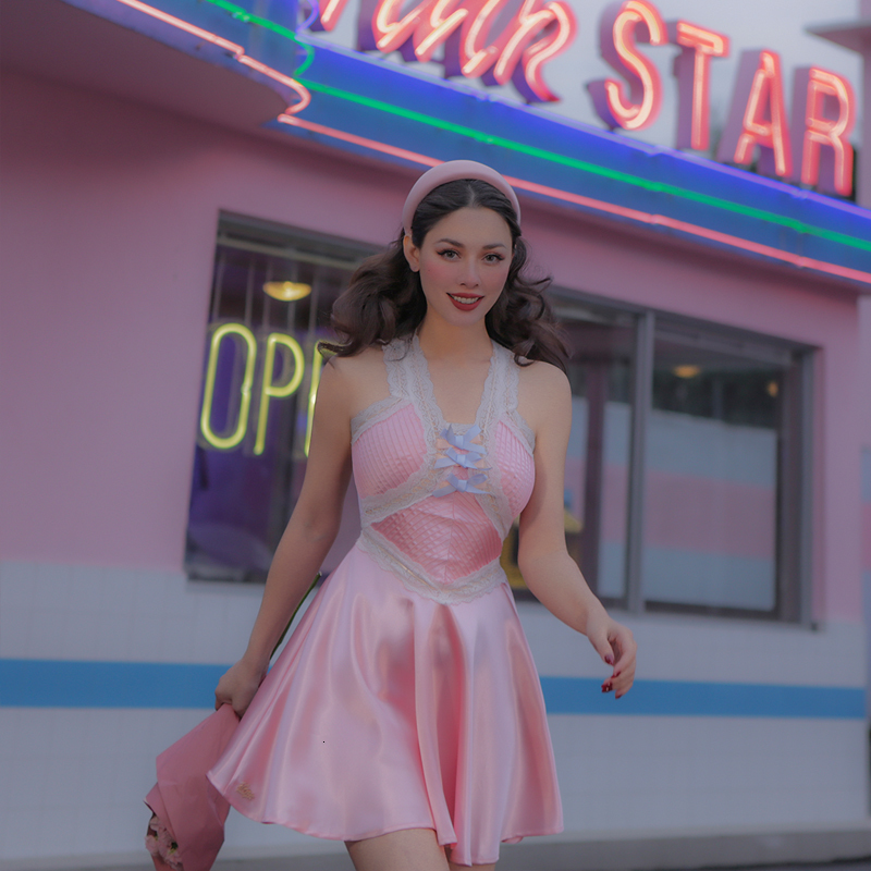 2021 Le Palais Original New Hair Label Pink Spaghetti Strap Above Knee Women Clothed on v Decorated Dress in Candy B50F
2021 Le Palais Original New Hair Label Pink Spaghetti Strap Above Knee Women Clothed on v Decorated Dress in Candy B50F