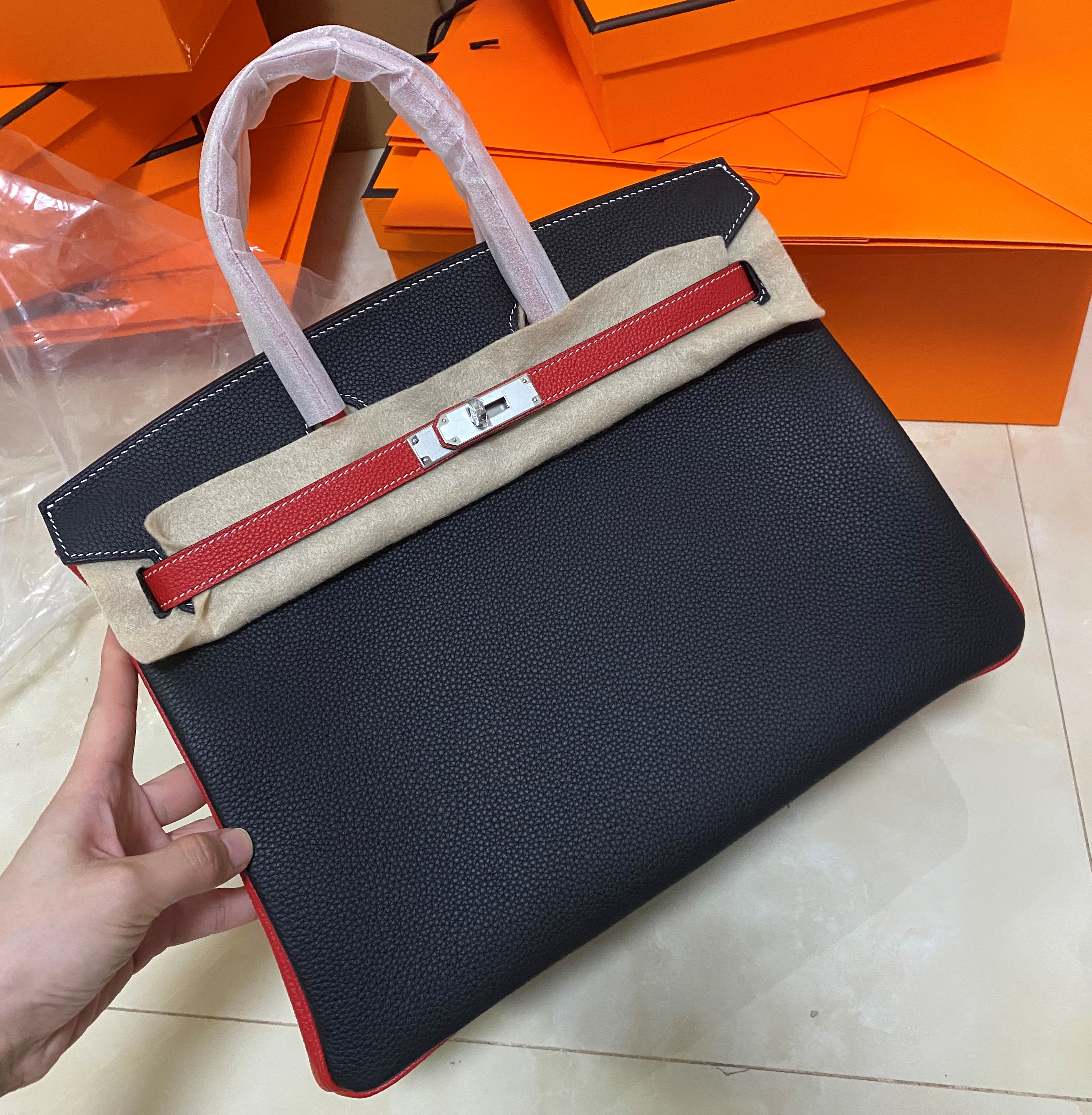 35cm totes design purse brand handbag men and women bag 2tones customized handbag togo leather half handmade wax line stitching can make gold or silver hardware, Split
35cm totes design purse brand handbag men and women bag 2tones customized handbag togo leather half handmade wax line stitching can make gold or silver hardware, Split