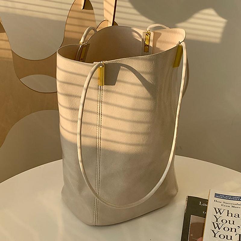 Simple Ladies Large Capacity Tote Bag Retro Women's Shoulder Bag Niche Design Female Handbag PU Leather Shiny Half Moon, Black
Simple Ladies Large Capacity Tote Bag Retro Women's Shoulder Bag Niche Design Female Handbag PU Leather Shiny Half Moon, Black