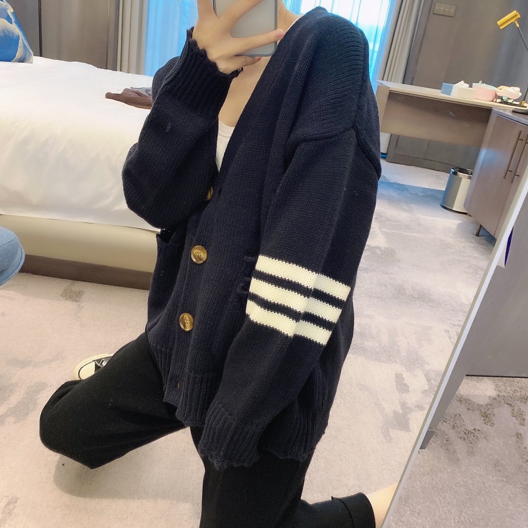 1101 Free Shipping 2020 Autumn Brand Same Style Regular Long Sleeve V Neck Bluewhite Top Cardigan Kint Sweater Women Clothes FANG, Blue
1101 Free Shipping 2020 Autumn Brand Same Style Regular Long Sleeve V Neck Bluewhite Top Cardigan Kint Sweater Women Clothes FANG, Blue