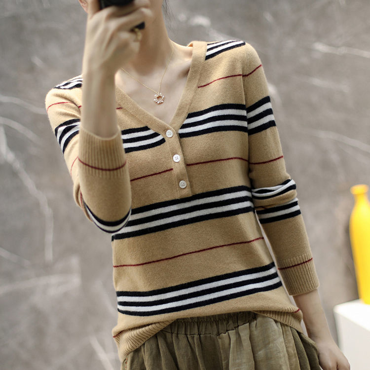 2021 New Autumn and Winter Thin Half-neck Open Striped Button Long Knitted Top Female Shirt DFZ2, Khaki.
2021 New Autumn and Winter Thin Half-neck Open Striped Button Long Knitted Top Female Shirt DFZ2, Khaki.