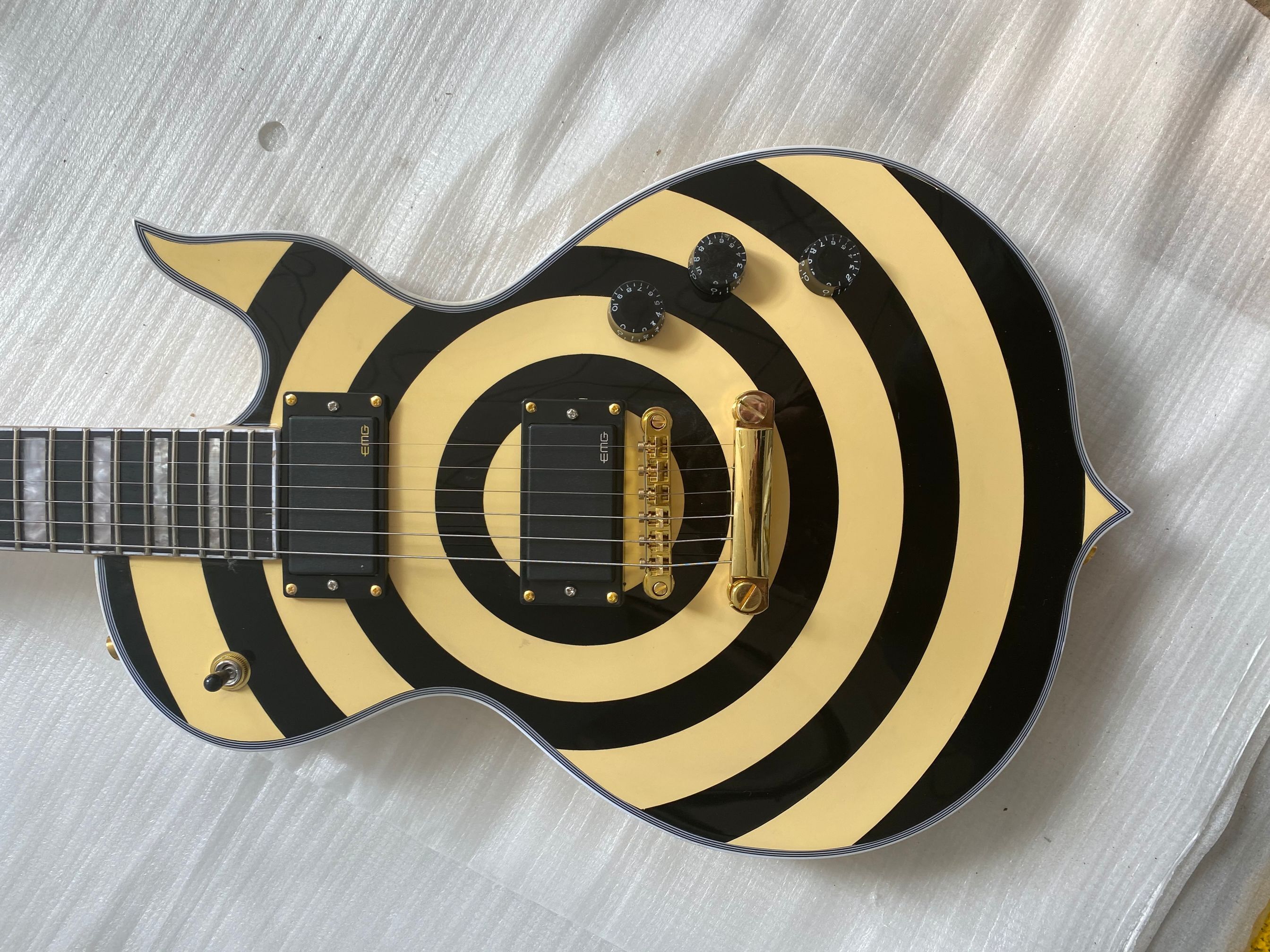 Custom Zakk Wylde Audio Odin Grail Gangrene Yellow Cream Black Bullseye Electric Guitar Large Block Inlay, Gold Hardware, Copy EMG Pickups
Custom Zakk Wylde Audio Odin Grail Gangrene Yellow Cream Black Bullseye Electric Guitar Large Block Inlay, Gold Hardware, Copy EMG Pickups