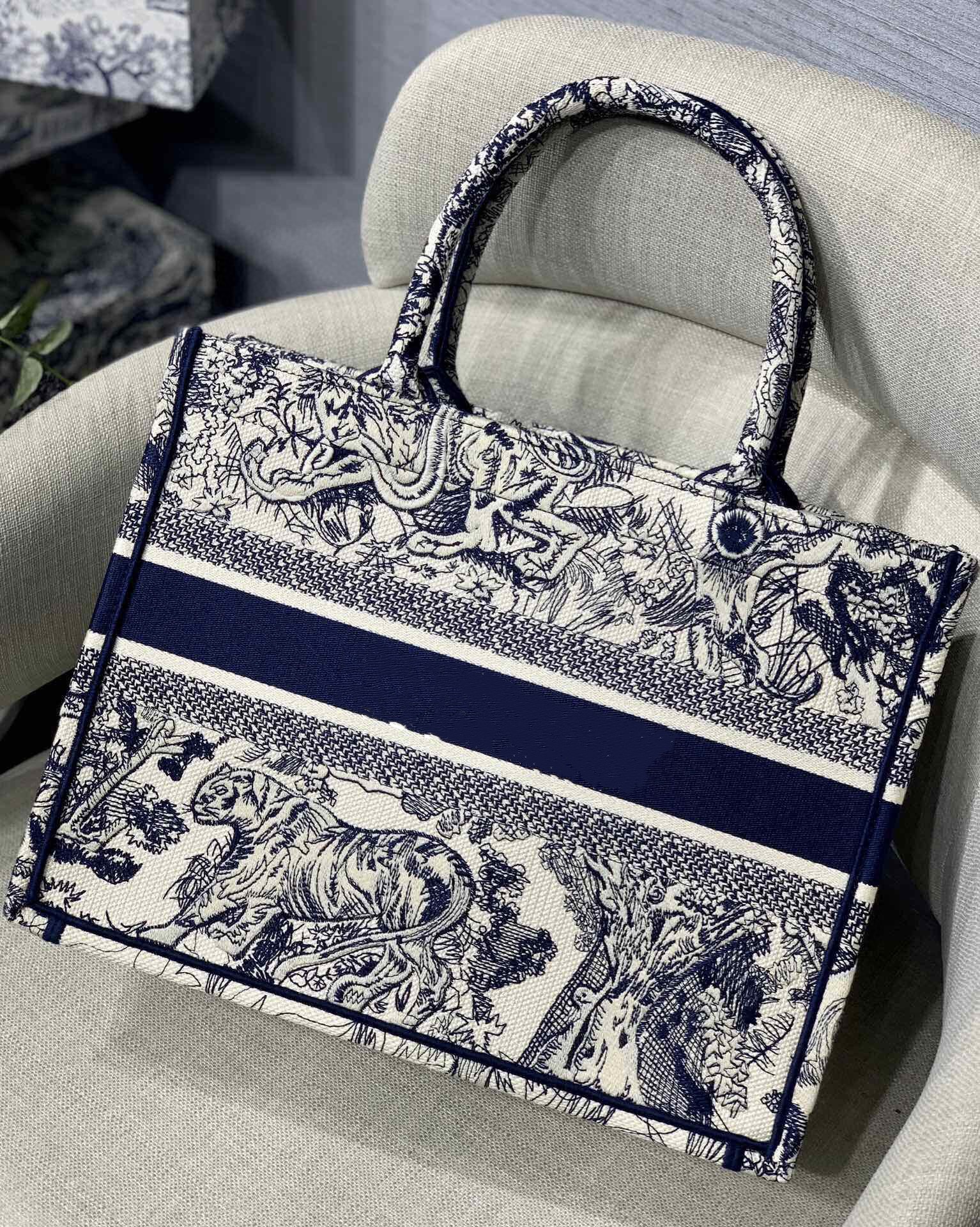 Top Quality Designer Bags Shopping Bag Grey Tiger Embroidery Original Canvas Tote Big Capacity Trip Handbag
Top Quality Designer Bags Shopping Bag Grey Tiger Embroidery Original Canvas Tote Big Capacity Trip Handbag