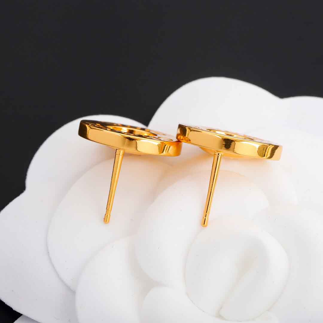 2022 Top quality small round button with hollow design charm words stud earring for women wedding jewelry and drop with pearl box stamp PS3517
2022 Top quality small round button with hollow design charm words stud earring for women wedding jewelry and drop with pearl box stamp PS3517