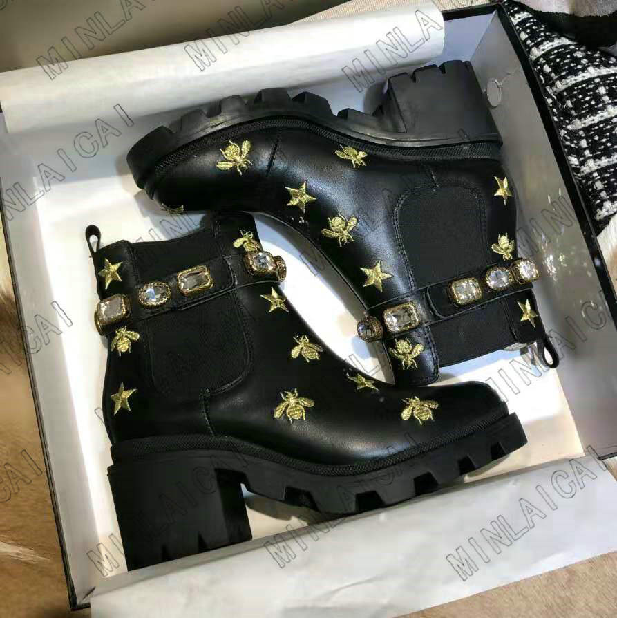 Woman Bee Designer Boots Martin Desert High Heel Print Check Tweed With Belt Flamingos Love Arrow Leather Medal Coarse Non-Slip Winter Shoes
Woman Bee Designer Boots Martin Desert High Heel Print Check Tweed With Belt Flamingos Love Arrow Leather Medal Coarse Non-Slip Winter Shoes