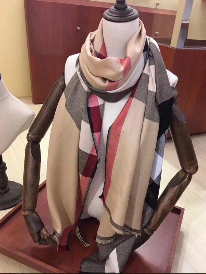 New High quality classic lady autumn/winter cashmere scarf Classic letter plaid designer scarf shawl size 180*70cm scarf without
New High quality classic lady autumn/winter cashmere scarf Classic letter plaid designer scarf shawl size 180*70cm scarf without