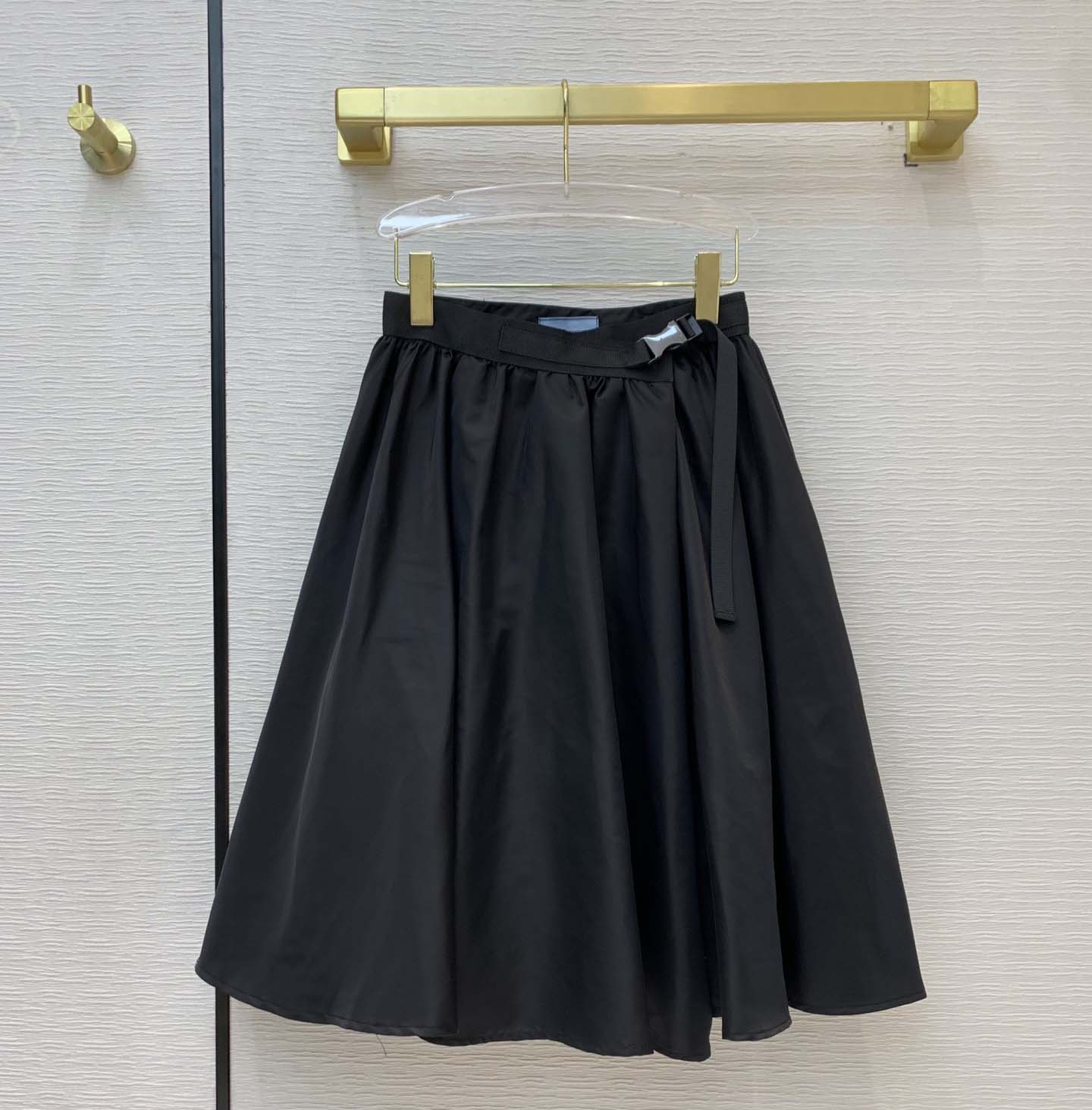 21SS fashion Women Midi Skirts Top Quality Lady Skirt with Recycle Inverted Triangle Re-Nylon Style Dress for Spring Summer Autumn -L, Black
21SS fashion Women Midi Skirts Top Quality Lady Skirt with Recycle Inverted Triangle Re-Nylon Style Dress for Spring Summer Autumn -L, Black