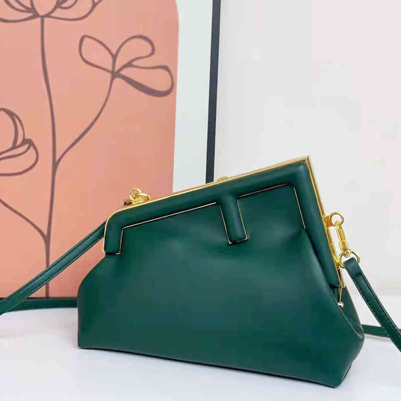Purse cloud clip autumn and winter new Signature diagonal one shoulder chain women's bag, Khaki
Purse cloud clip autumn and winter new Signature diagonal one shoulder chain women's bag, Khaki