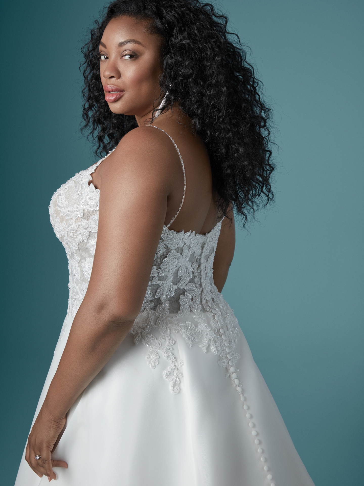 Plus Size White Lace Beaded Wedding Dresses V Neck A Line Bridal Gowns Covered Buttons Back Sweep Train Organza Robe De Marie