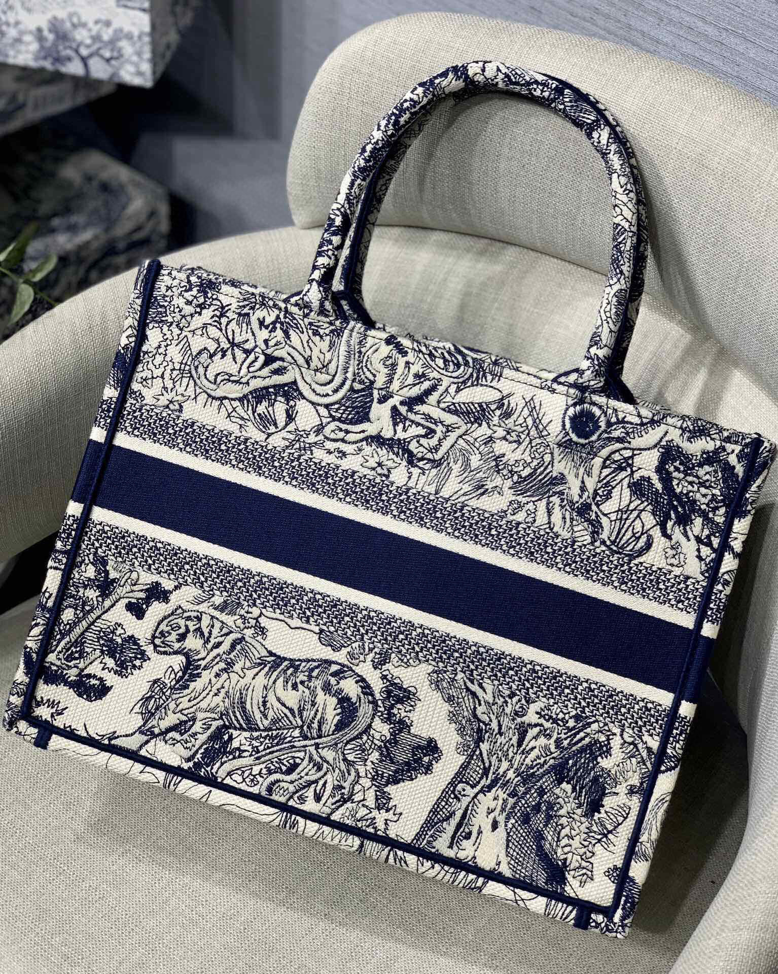 Customizable Name Best Quality Designer Bags Book Tote Shopping Bag Grey Tiger Embroidery Original Canvas Tote Big Capacity Trip Handbag
Customizable Name Best Quality Designer Bags Book Tote Shopping Bag Grey Tiger Embroidery Original Canvas Tote Big Capacity Trip Handbag