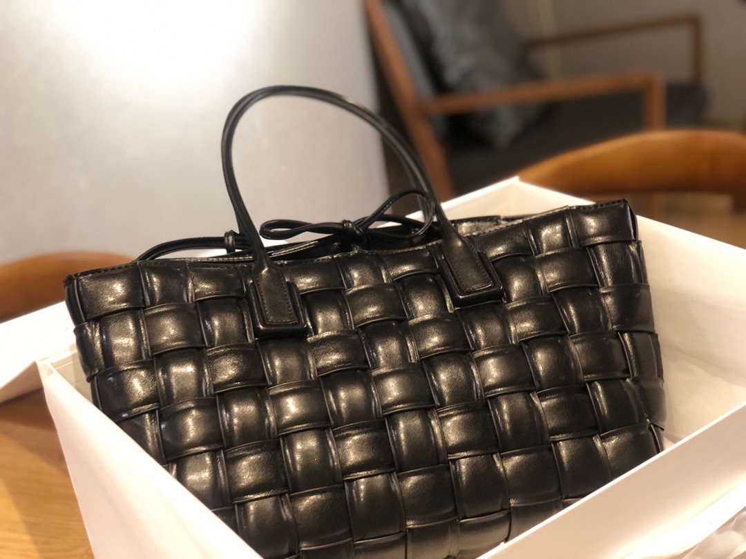 2020 New Women Leather Handbags High Quality Tote Bags with Pouch Shopping Shoulder Bag Two Versions
2020 New Women Leather Handbags High Quality Tote Bags with Pouch Shopping Shoulder Bag Two Versions