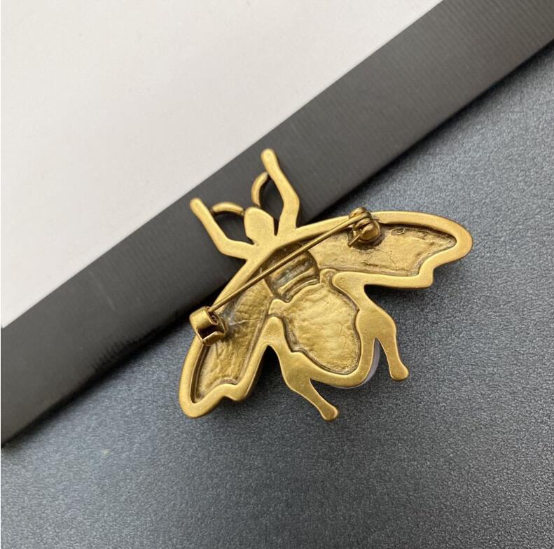 2021 Retro pearl bee letter clothing brooch wild fashion big brand collar pin unisex high quality fast delivery
2021 Retro pearl bee letter clothing brooch wild fashion big brand collar pin unisex high quality fast delivery