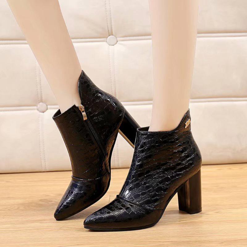 Motorcycle Western Cowboy Boots Women Crocodile pattern Leather Short Cossacks High Heels Cowgirl Booties Ankle botas, Black
Motorcycle Western Cowboy Boots Women Crocodile pattern Leather Short Cossacks High Heels Cowgirl Booties Ankle botas, Black