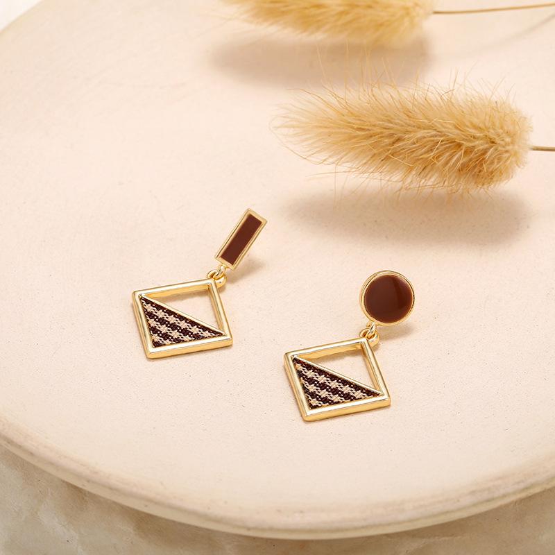 Korean Style Geometric Asymmetric Lattice Stud Earrings for Women Square Earrings Ear Jewelry Best Gift for Friends
Korean Style Geometric Asymmetric Lattice Stud Earrings for Women Square Earrings Ear Jewelry Best Gift for Friends