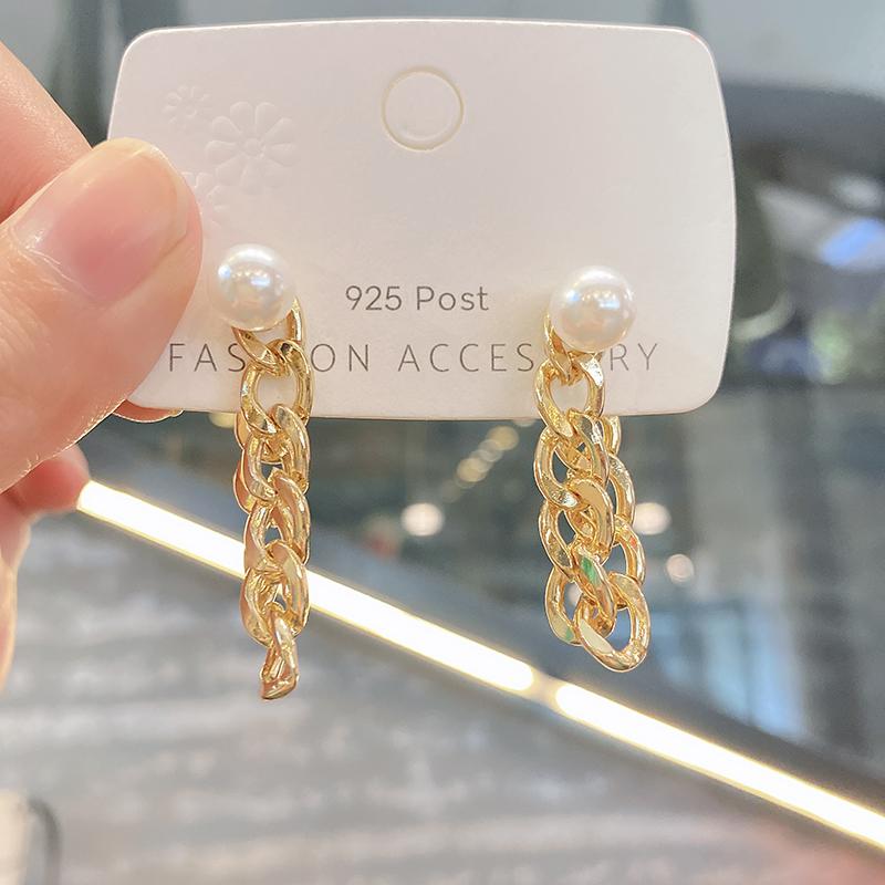European and American fashion simple girl ladies metal pearl chain temperament earrings Trend New exquisite Jewelry Earrring
European and American fashion simple girl ladies metal pearl chain temperament earrings Trend New exquisite Jewelry Earrring