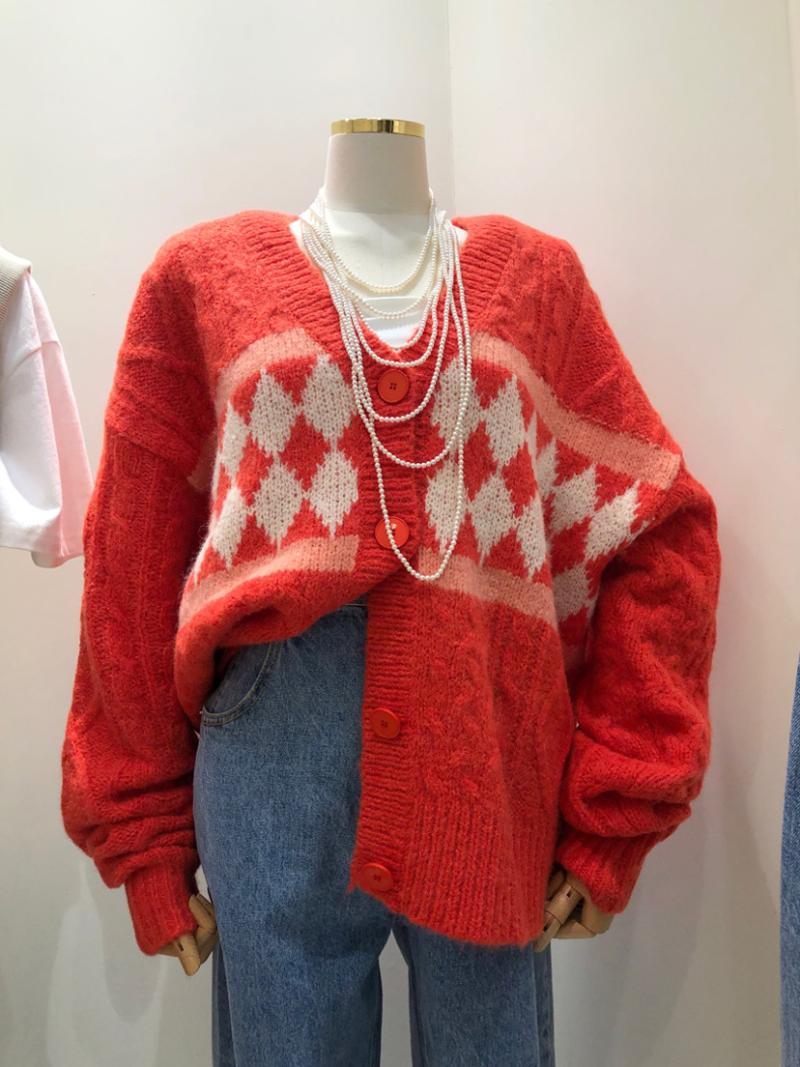 2020 autumn wear new fashion loose matching color V-neck Ringer knitwear women sweater coat trend, Red
2020 autumn wear new fashion loose matching color V-neck Ringer knitwear women sweater coat trend, Red