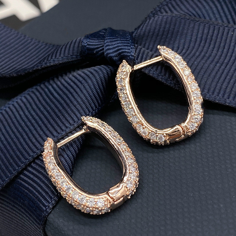 Merry Christmas to youPink Gold U-shaped ear buckle, rectangular geometry earring lock design, geometric simplicity and diamond inlay
Merry Christmas to youPink Gold U-shaped ear buckle, rectangular geometry earring lock design, geometric simplicity and diamond inlay
