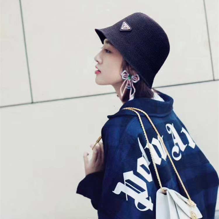 P family Tang Yixin same style metal inverted triangle knitting sunshade ball head straw basin fisherman hat, Blue;gray
P family Tang Yixin same style metal inverted triangle knitting sunshade ball head straw basin fisherman hat, Blue;gray