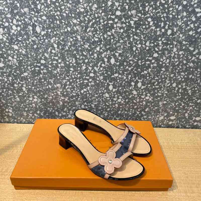 Slippers quality high designer women's sexy luxury floral slippers thick heel casual summer print beach sandals 35-42 size with box UB6J, 1# shoe box
Slippers quality high designer women's sexy luxury floral slippers thick heel casual summer print beach sandals 35-42 size with box UB6J, 1# shoe box