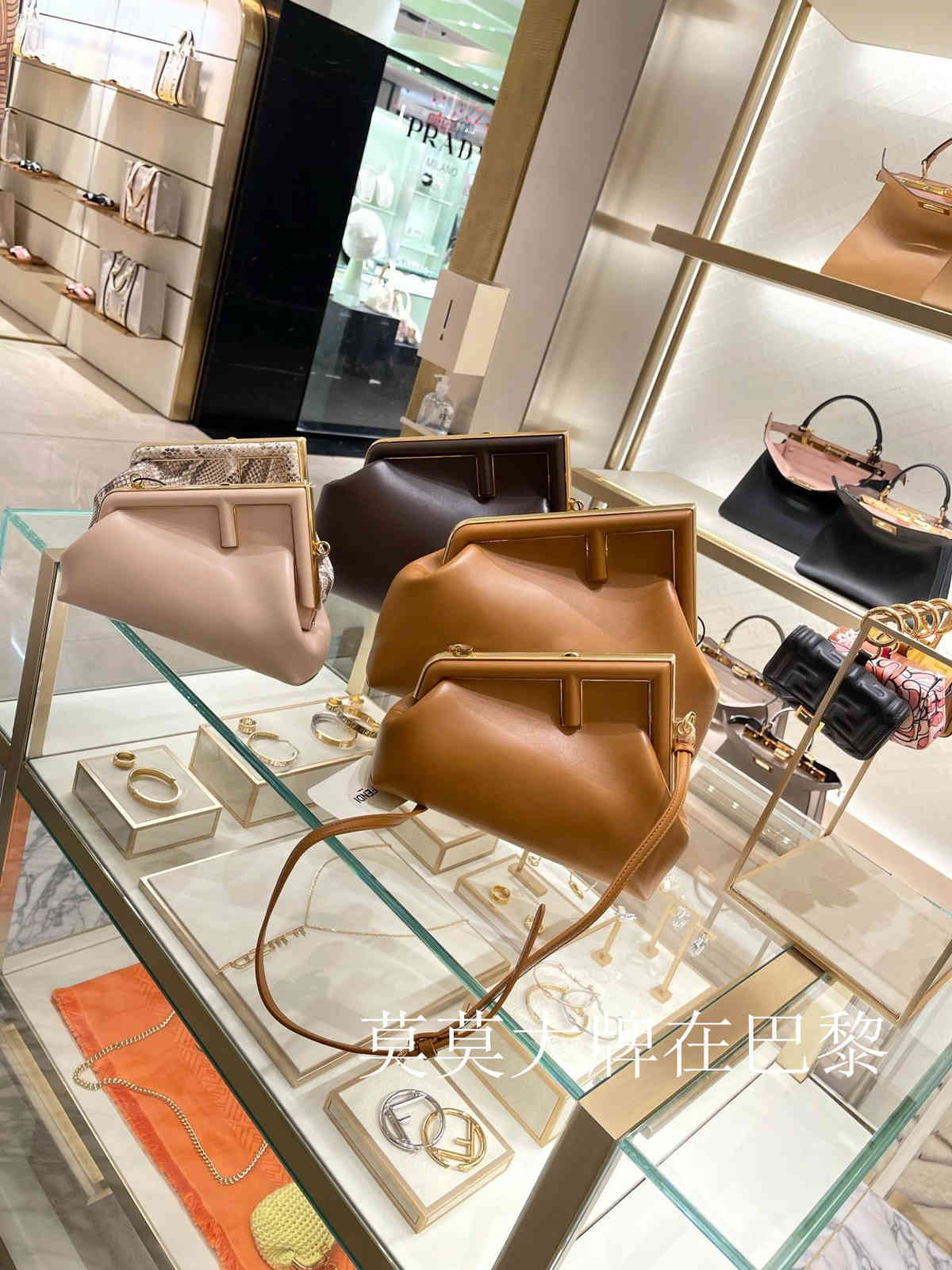 New First Fend Handbag One Shoulder Diagonal Straddle Versatile Women's Bag Caramel Black0D7H BB
New First Fend Handbag One Shoulder Diagonal Straddle Versatile Women's Bag Caramel Black0D7H BB