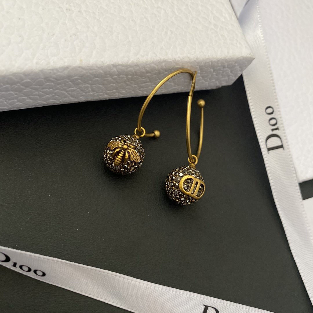 70%OFF Round temperament gold sparkle diamond Dijia bee women's letter Sterling Silver Needle versatile Earrings Fashion
70%OFF Round temperament gold sparkle diamond Dijia bee women's letter Sterling Silver Needle versatile Earrings Fashion