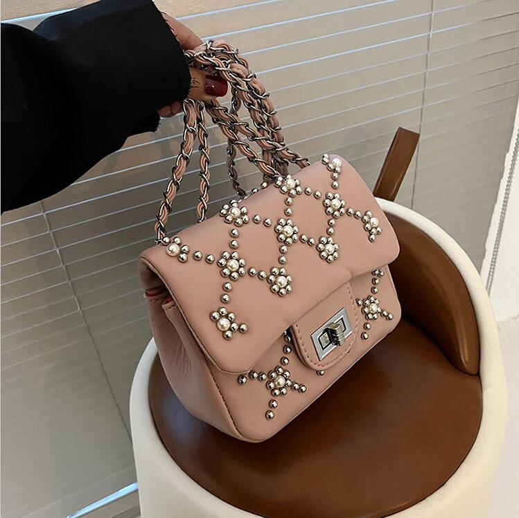 Wholesale factory personalized rivet leather shoulder bags sweet lady pearl chain bag clamshell plaid fashion handbag street trend beaded women backpack, Red(boutique box)
Wholesale factory personalized rivet leather shoulder bags sweet lady pearl chain bag clamshell plaid fashion handbag street trend beaded women backpack, Red(boutique box)