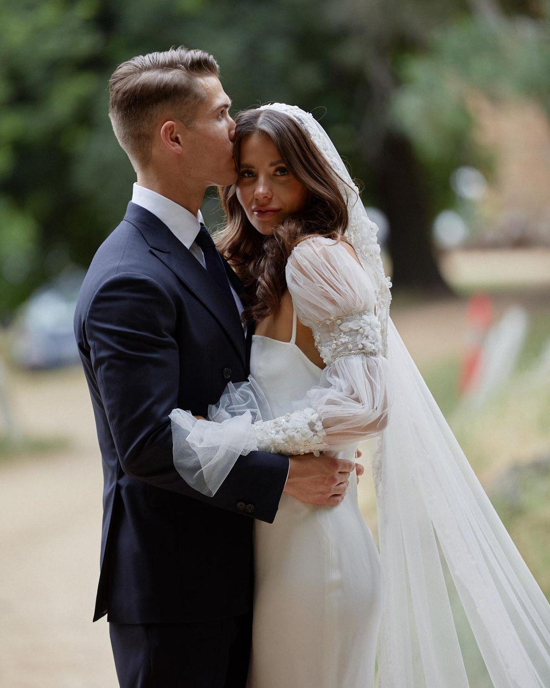 Vintage Country Dresses With Long Sleeves Crystals Sweep Train Satin Backless Beach Wedding Bridal Gown Vestido De Novia