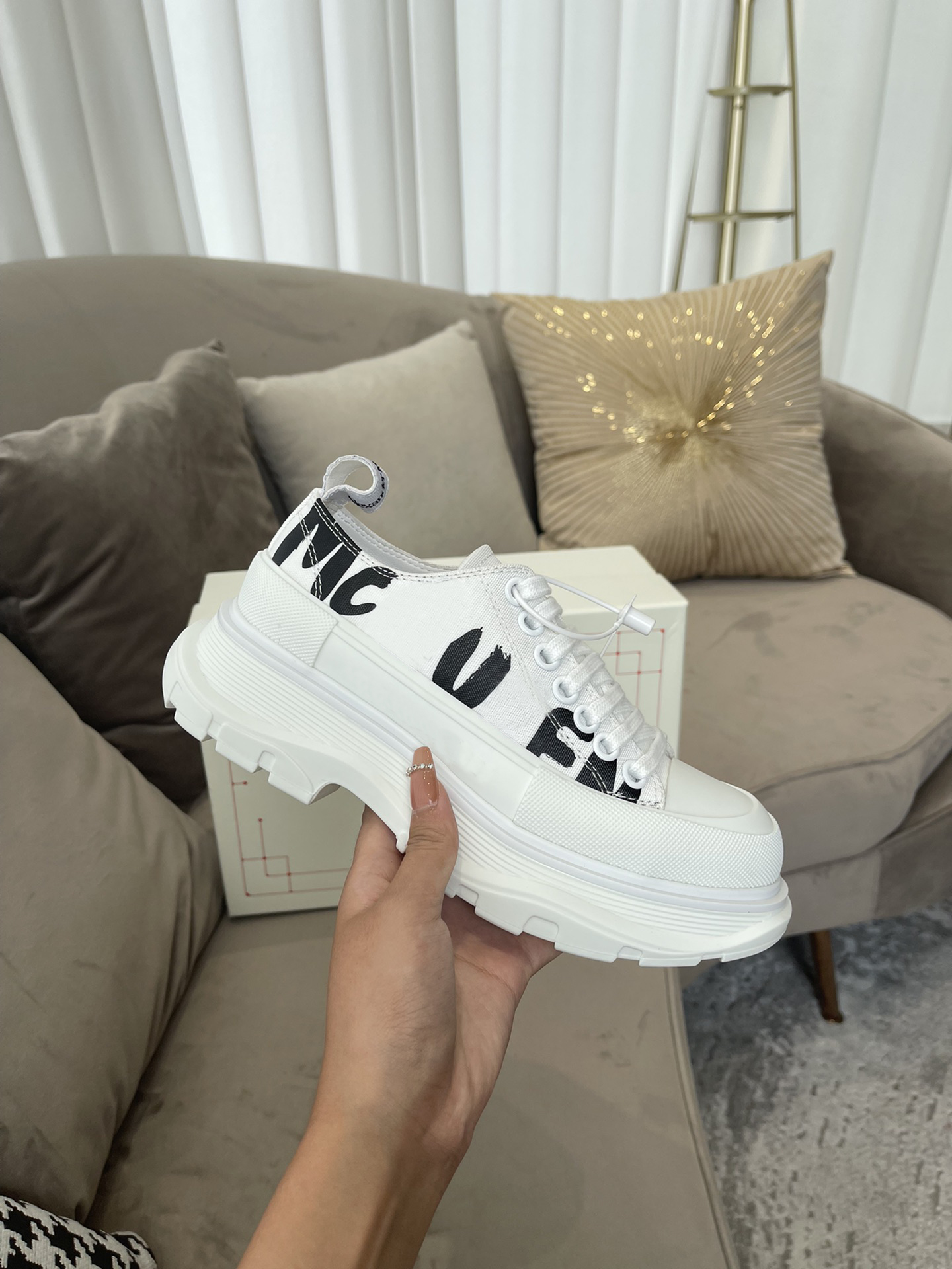 Round Toe Shape Boot 2021 Luxury Designer Sneakers White Polyfaille Lace-up Lightweight Rubber Tread Sole Fashion Classic Top Quality Leather Italy Craft Shoes, Color 1
Round Toe Shape Boot 2021 Luxury Designer Sneakers White Polyfaille Lace-up Lightweight Rubber Tread Sole Fashion Classic Top Quality Leather Italy Craft Shoes, Color 1