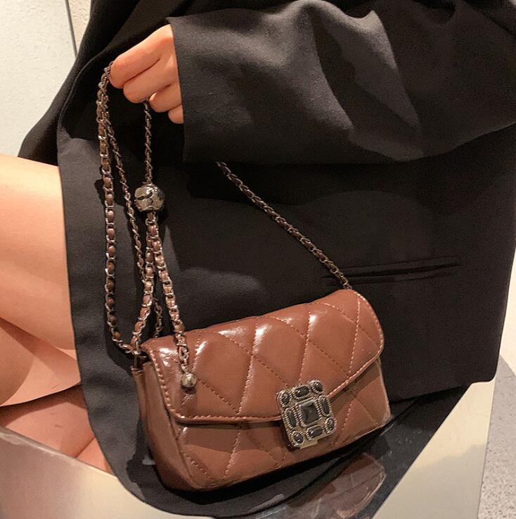 wholesale women shoulder bags Street trend patent leathers chain bag simple and versatile solid leather handbags personalized square buckle diamond handbag, Coffee(boutique box)
wholesale women shoulder bags Street trend patent leathers chain bag simple and versatile solid leather handbags personalized square buckle diamond handbag, Coffee(boutique box)