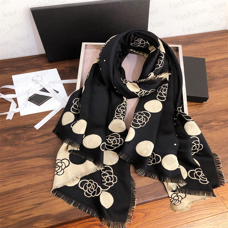 Designer Temperament Scarf Fashion Elegant Scarves Classic Reversible Design for Man Women Silk Wool Shawl 2 Colors Available Top Quality
Designer Temperament Scarf Fashion Elegant Scarves Classic Reversible Design for Man Women Silk Wool Shawl 2 Colors Available Top Quality