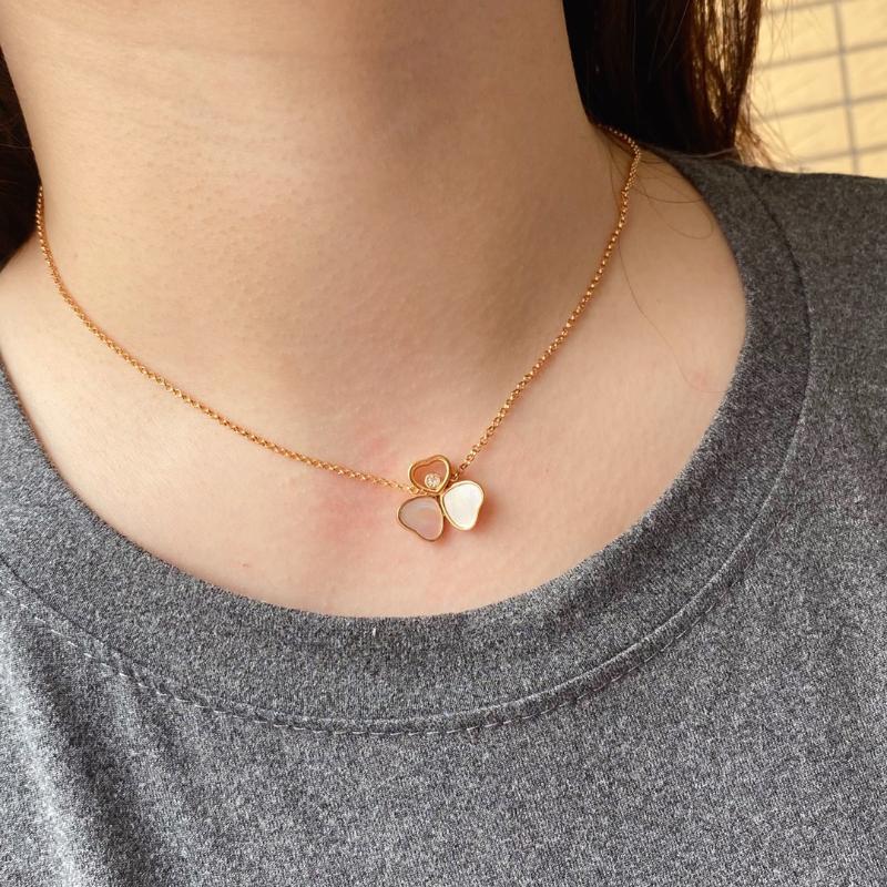 Chains Style High Quality Three Flower Heart Necklace Rose Gold K Fashion Texture Ladies High-end Jewelry
Chains Style High Quality Three Flower Heart Necklace Rose Gold K Fashion Texture Ladies High-end Jewelry
