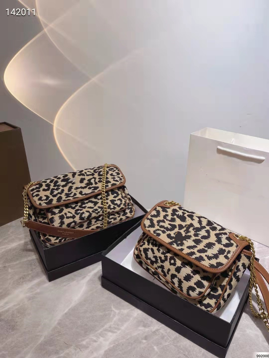 Leopard pattern canvas bag Womens Designer Messenger bags with classic Metal letter Retro fashion style Brown Purse 2 size handbag
Leopard pattern canvas bag Womens Designer Messenger bags with classic Metal letter Retro fashion style Brown Purse 2 size handbag