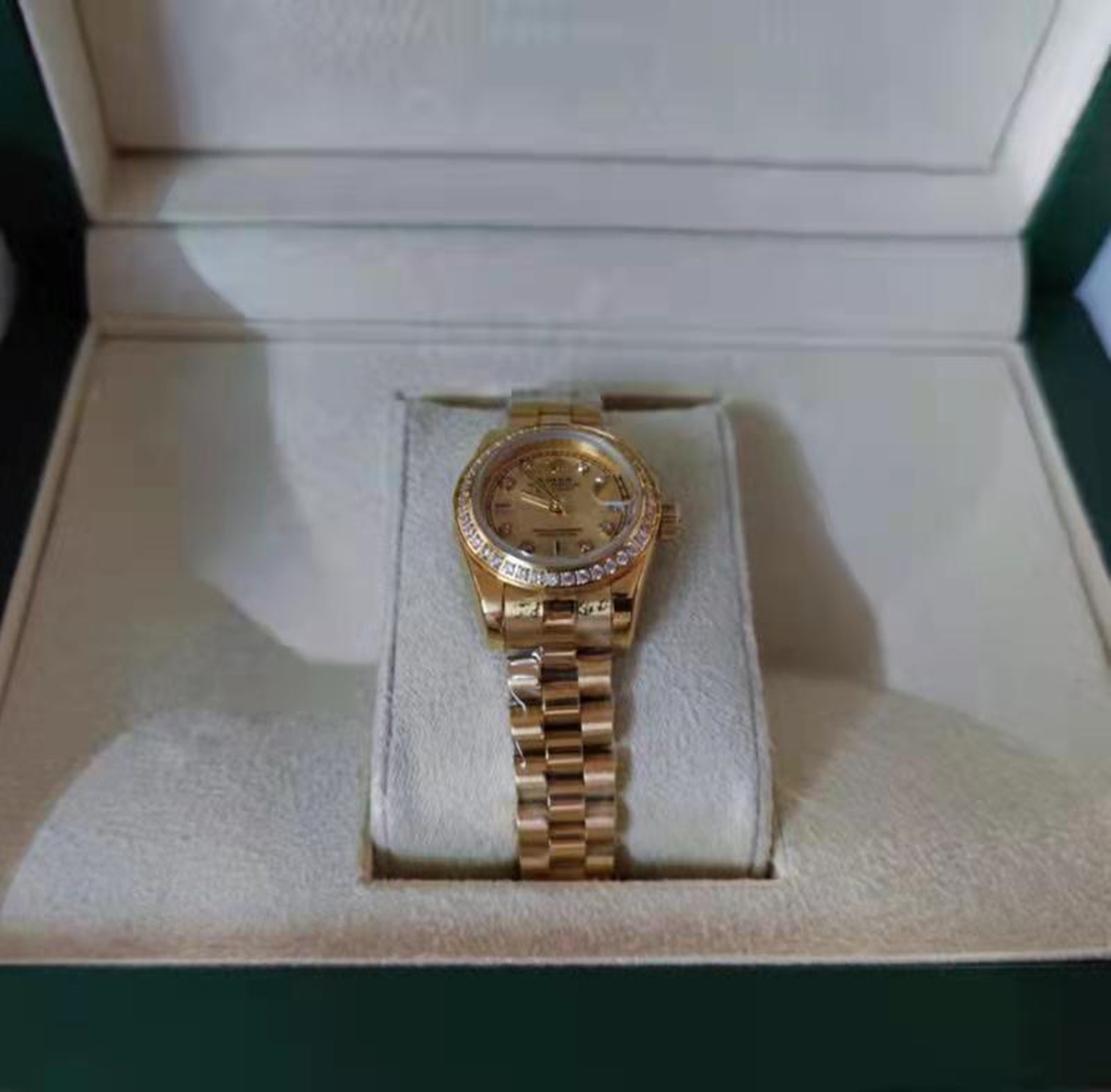 With original box 26mm Woman watch Datejust 116233 Date President 18K gold Diamond Dial Asia 2813 Movement Mechanical Automatic Man's Watches 2850, Style 2
With original box 26mm Woman watch Datejust 116233 Date President 18K gold Diamond Dial Asia 2813 Movement Mechanical Automatic Man's Watches 2850, Style 2