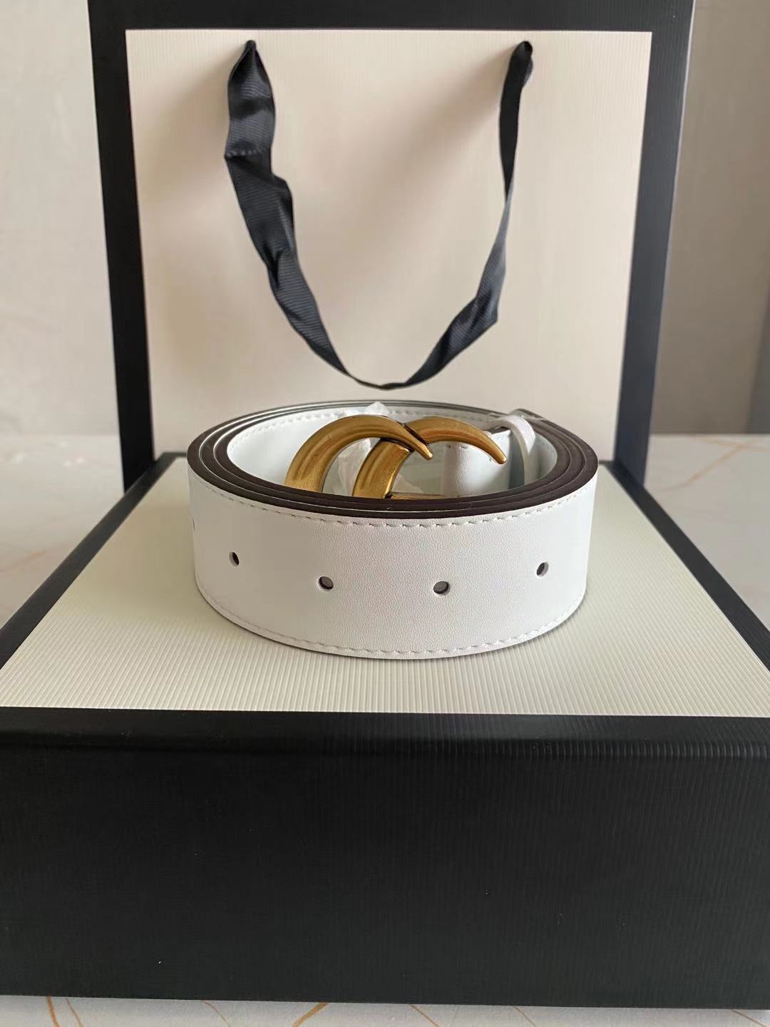 Men's and women's belt fashion style, gold , silver buckle, red white black size:95-125cm High quality perfect packing box
Men's and women's belt fashion style, gold , silver buckle, red white black size:95-125cm High quality perfect packing box