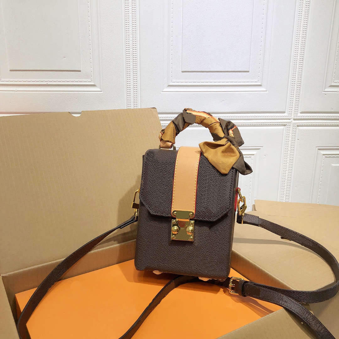 Women's diagonal mobile bags designer luxury shoulder bag fashion classic letter printed handbag with silk scarf high quality cross body, Make up for price
Women's diagonal mobile bags designer luxury shoulder bag fashion classic letter printed handbag with silk scarf high quality cross body, Make up for price
