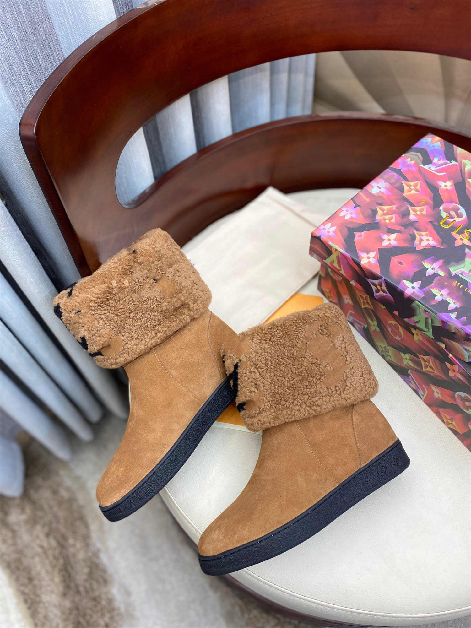 luxury designer Leather Women boots Martin Desert Boot flamingos Love arrow medal 100% real leathers coarse Winter designers shoes with box, Black
luxury designer Leather Women boots Martin Desert Boot flamingos Love arrow medal 100% real leathers coarse Winter designers shoes with box, Black