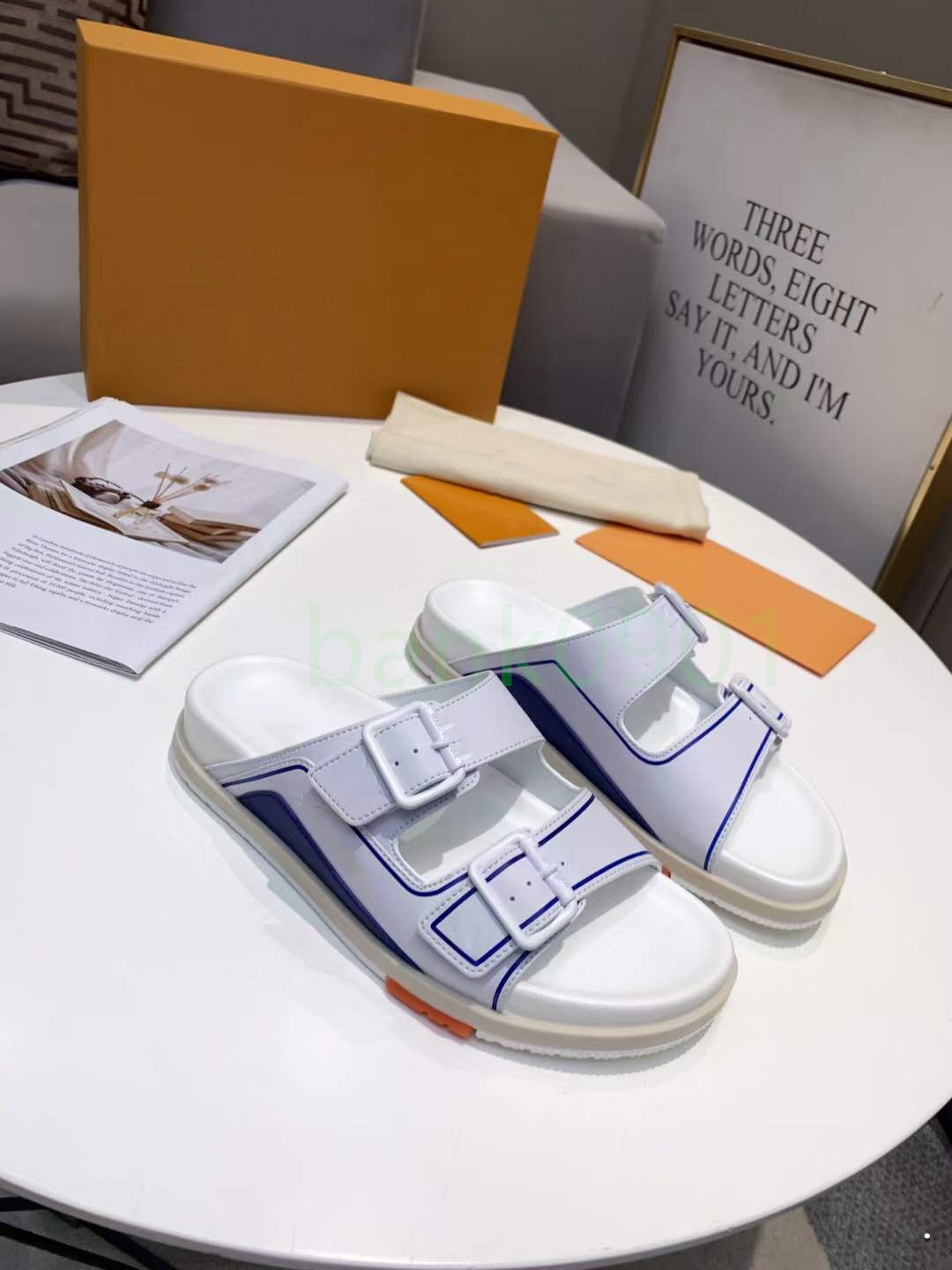 Designer luxury woman men Top quality comfort Slides Minimalist Slipper Summer Lady Sandal newest shoes Fashion Royal Versatile Sandals With Box Dust Bag1 size 35-46
Designer luxury woman men Top quality comfort Slides Minimalist Slipper Summer Lady Sandal newest shoes Fashion Royal Versatile Sandals With Box Dust Bag1 size 35-46