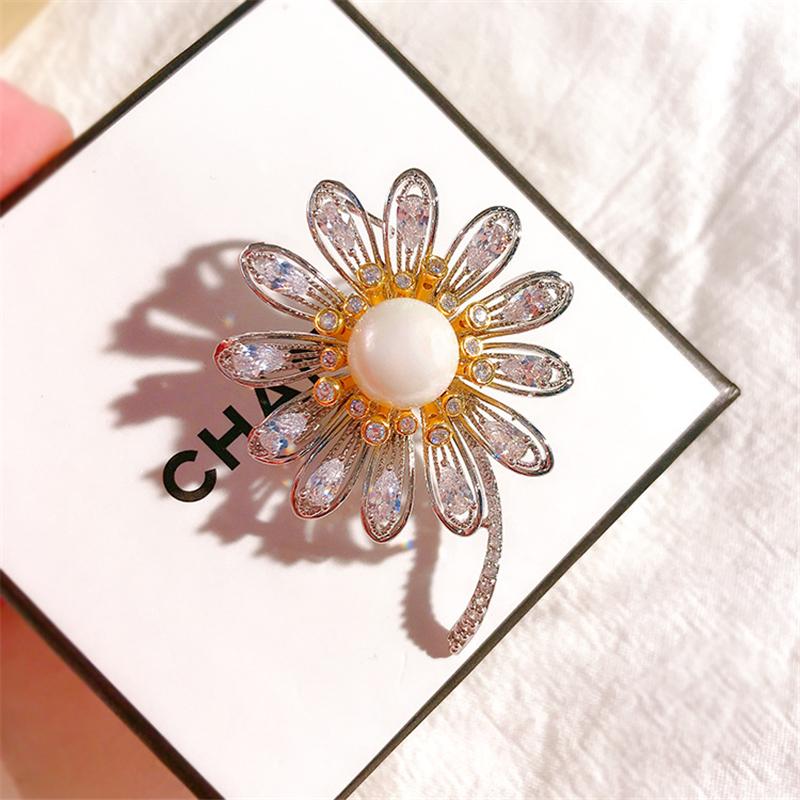 Pins, Brooches 2021 Exquisite Sunflower Pin Cubic Zircon Jewelry Coat Dress Scarf Hat Pins Banquet Accessories Gifts Broches Women Men
Pins, Brooches 2021 Exquisite Sunflower Pin Cubic Zircon Jewelry Coat Dress Scarf Hat Pins Banquet Accessories Gifts Broches Women Men