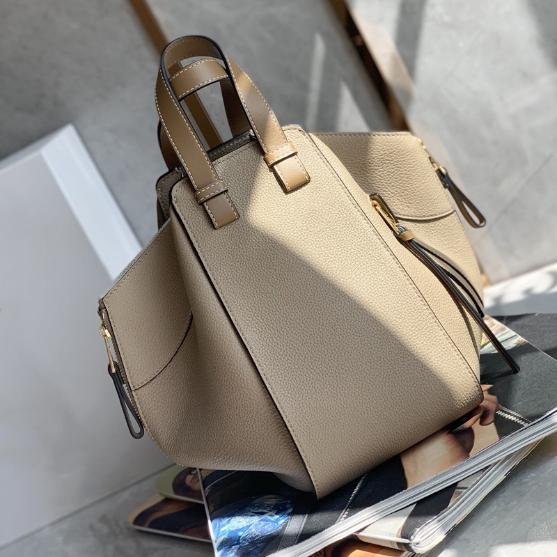 Known for its elegant and streamlined appearance It's stylish and practical fashion bags 01961300 Have to shoulder Lant back and arm in arm
Known for its elegant and streamlined appearance It's stylish and practical fashion bags 01961300 Have to shoulder Lant back and arm in arm