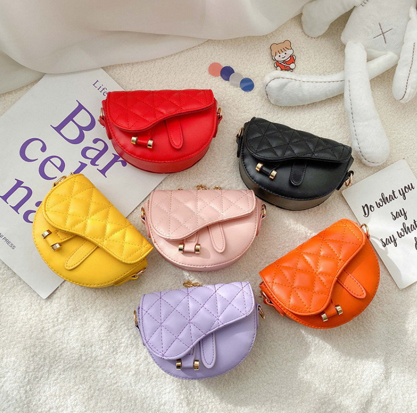 INS New Girls One-shoulder Bag children PU leather saddle Bag Kids metal chain bust bag Women Mini Purse A6103
INS New Girls One-shoulder Bag children PU leather saddle Bag Kids metal chain bust bag Women Mini Purse A6103