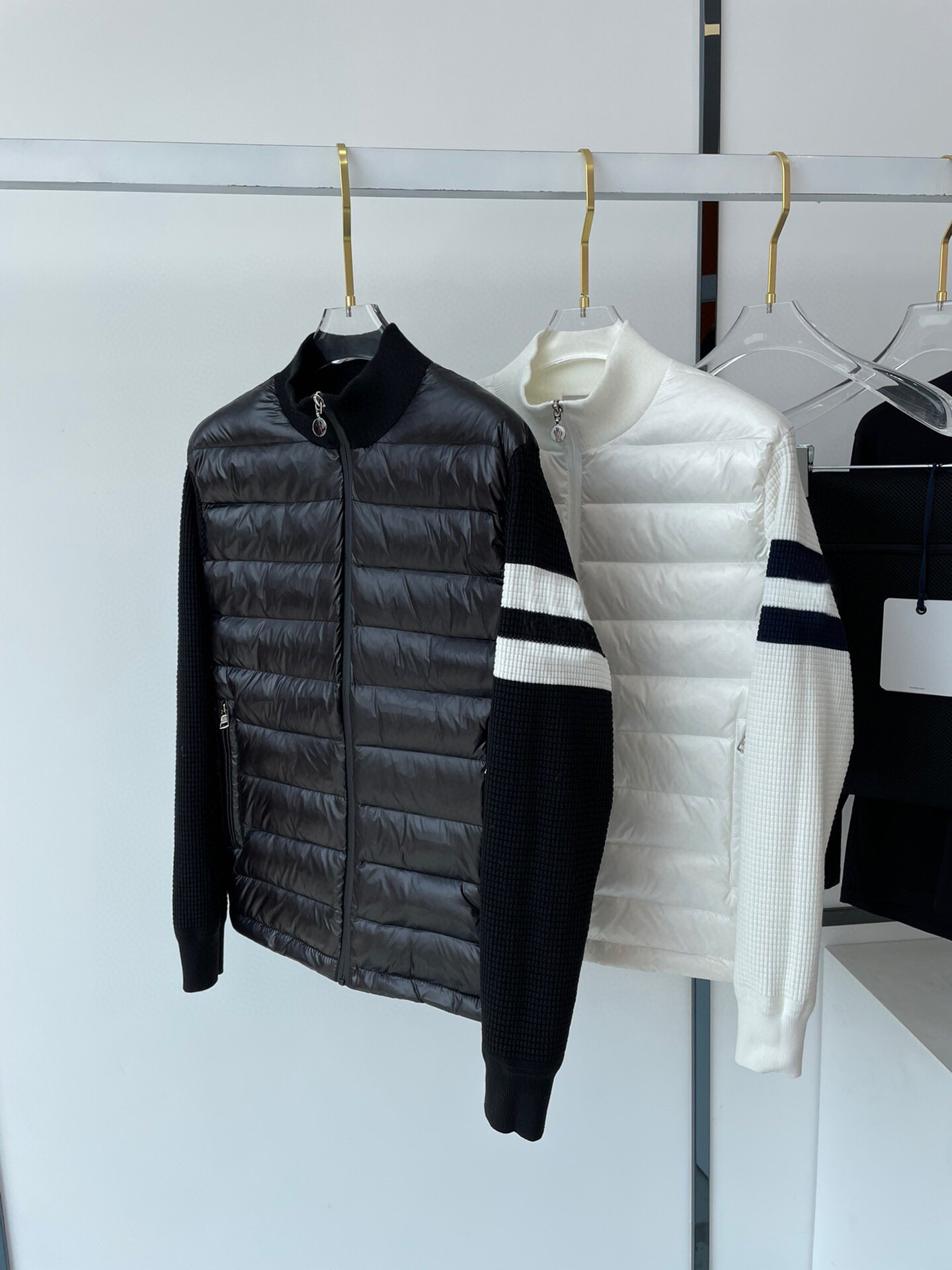 Men Nylon Down Short Jacket Shiny Laque Rib Sleeve Designer Gentleman Removed Hood Welt Pocket Zipper knitting Coat, Black
Men Nylon Down Short Jacket Shiny Laque Rib Sleeve Designer Gentleman Removed Hood Welt Pocket Zipper knitting Coat, Black