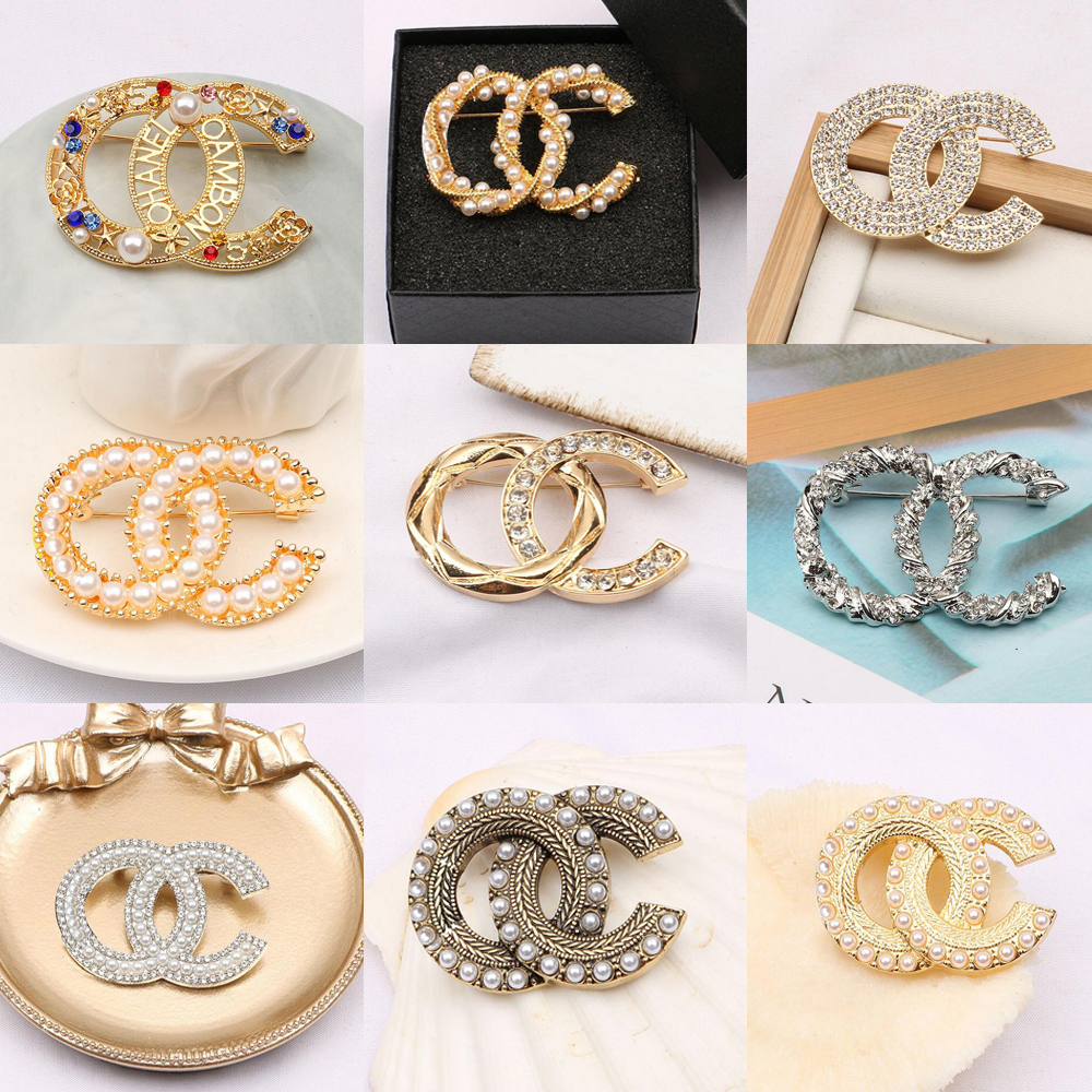 20colors Fashion Classic Brand Designer Double Letter Gold Silver Multicolor Pearl Brooch Women Pearl Rhinestone Letter Brooch Suit Pin Jewelry Accessories
20colors Fashion Classic Brand Designer Double Letter Gold Silver Multicolor Pearl Brooch Women Pearl Rhinestone Letter Brooch Suit Pin Jewelry Accessories