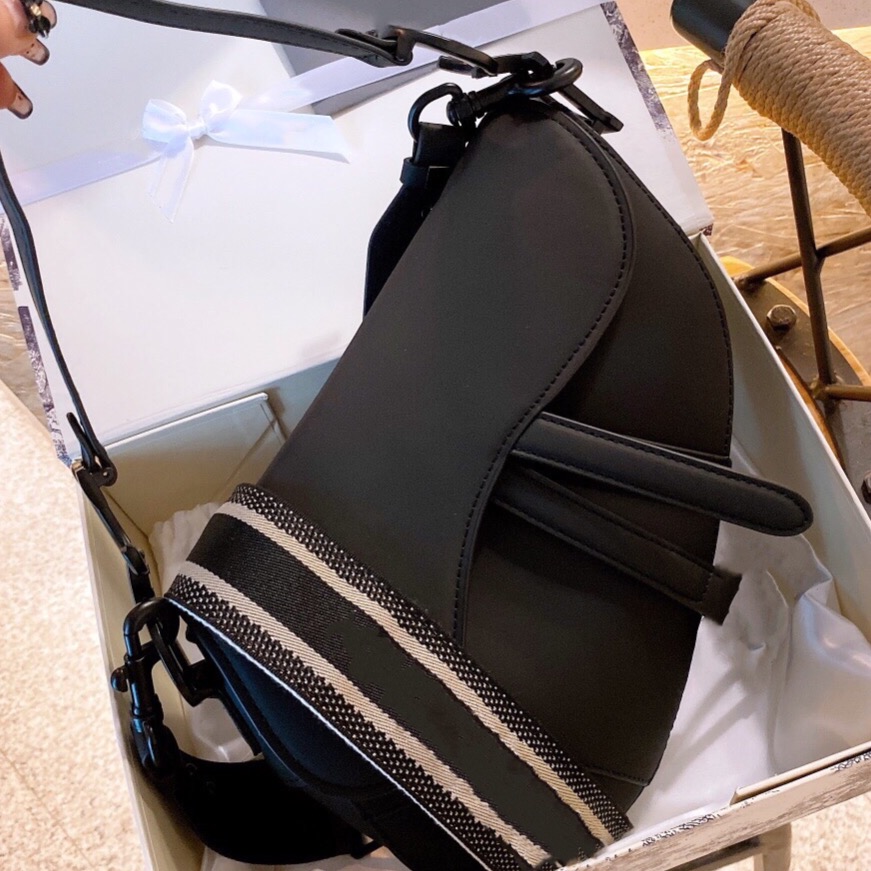 2021 Luxury Women Black Saddles Fashion White Shoulder Bags Designers Crossbody Bags Lady Saddles Purses Sequined Letter
2021 Luxury Women Black Saddles Fashion White Shoulder Bags Designers Crossbody Bags Lady Saddles Purses Sequined Letter
