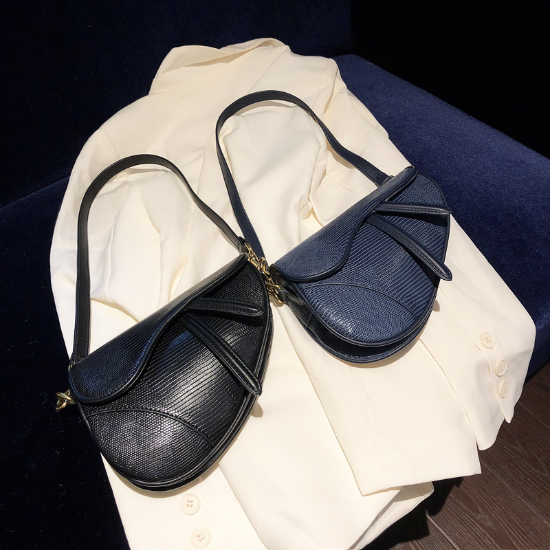 High Texture Internet Celebrity Underarm Bag 2021 New Womens Bag Retro Lizard Pattern Saddle Bag Shoulder Messenger, Black
High Texture Internet Celebrity Underarm Bag 2021 New Womens Bag Retro Lizard Pattern Saddle Bag Shoulder Messenger, Black