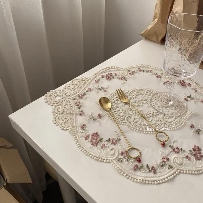 

Table Cloth Vintage French Lace Mat Ins Embroidered Tablecloth Pastoral European Style Bedside Decoration Rose Placemat, 32x46cm