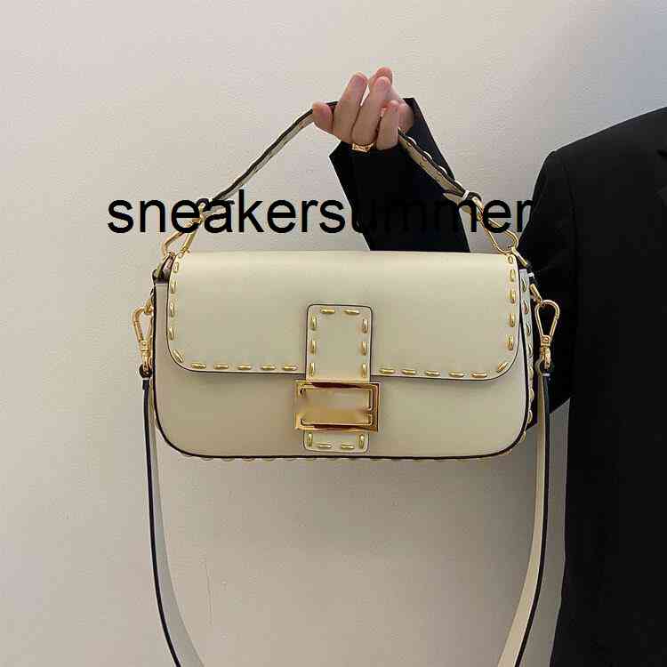 Designer Bags Hands Fend French Stick Nailing Style 2021 Autumn and Winter Togo Top Layer Cowhide Oil Wax Hand Sewing Single Shoulder Messenger Small Square, Black nailing
Designer Bags Hands Fend French Stick Nailing Style 2021 Autumn and Winter Togo Top Layer Cowhide Oil Wax Hand Sewing Single Shoulder Messenger Small Square, Black nailing