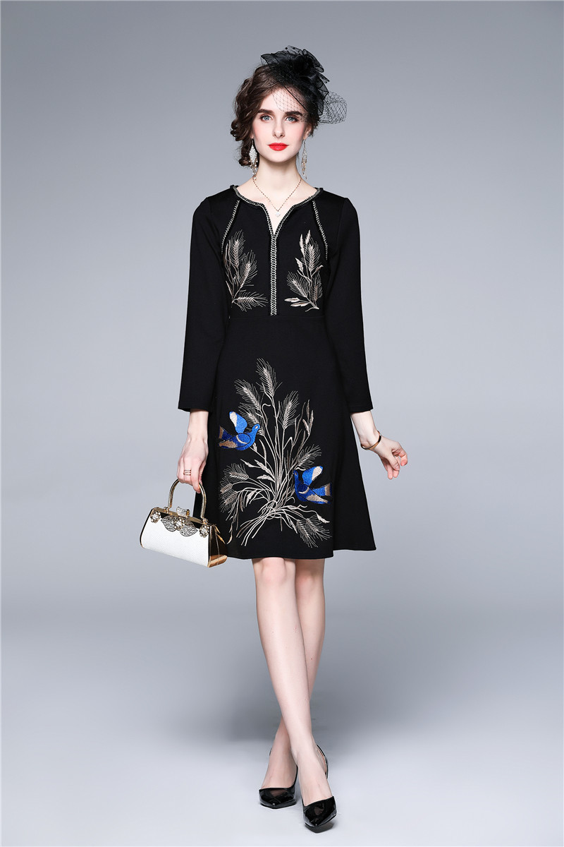 Women Designer Elegant Embroidery Dress Sexy V Neck Office Cocktail Party Robe Ladies Black Vintage A-Line Dress Vestidos 210525
Women Designer Elegant Embroidery Dress Sexy V Neck Office Cocktail Party Robe Ladies Black Vintage A-Line Dress Vestidos 210525