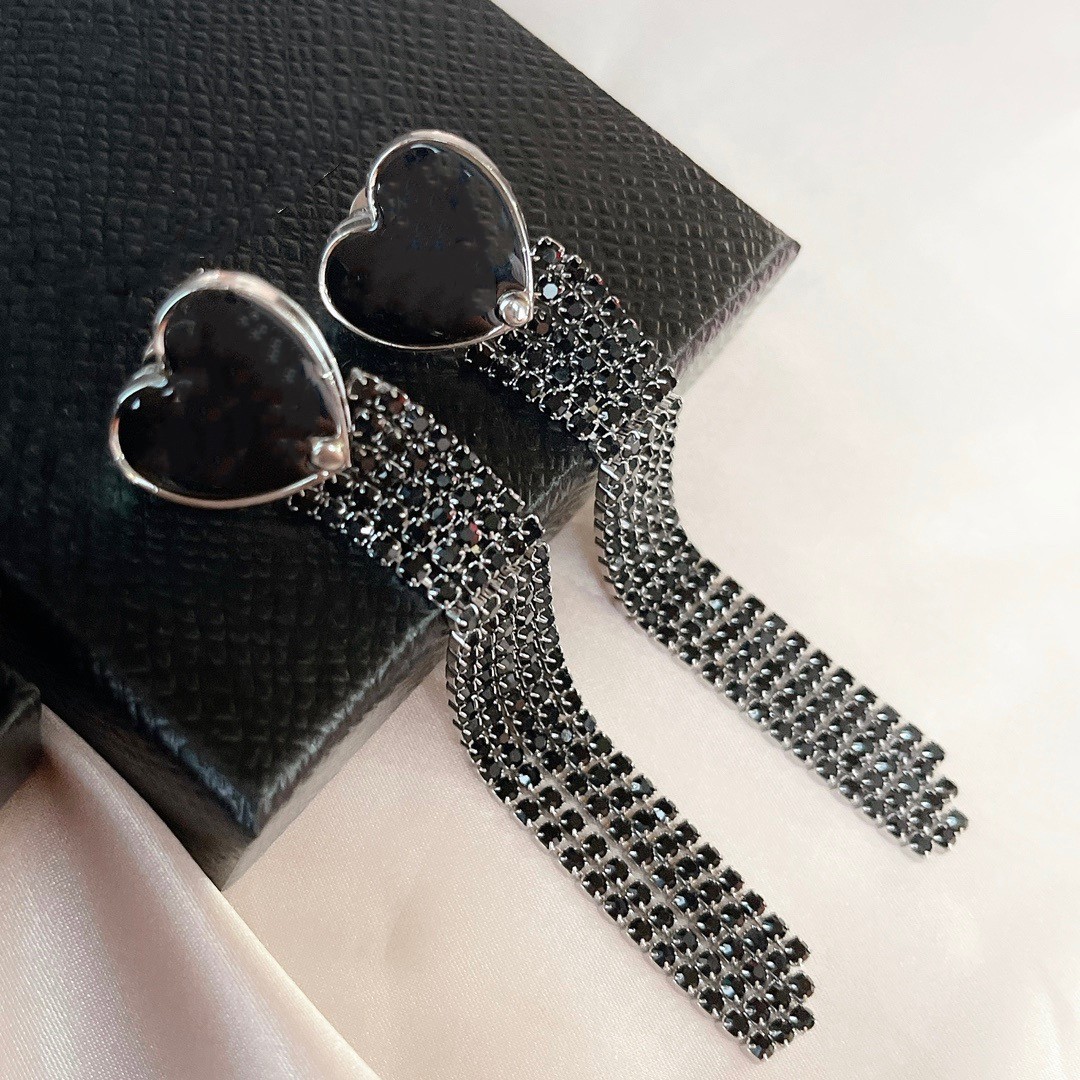 European and American love letter long Dangle & Chandelier triangle tassel simple face thin earrings female high quality fast delivery
European and American love letter long Dangle & Chandelier triangle tassel simple face thin earrings female high quality fast delivery
