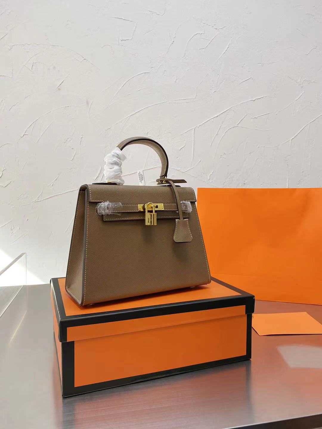 Designer bag 2021 latest fashion luxury series High-quality leather metal lock solid color street shooting wild large-capacity handbags, Box
Designer bag 2021 latest fashion luxury series High-quality leather metal lock solid color street shooting wild large-capacity handbags, Box