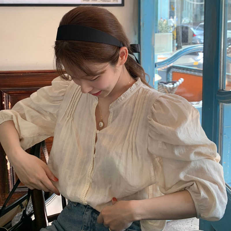 Korejpaa Women Shirt Summer All-Match Age-Reducing Lace Neckline Pleated Single-Breasted Five-Point Puff Sleeve Blouses 210526